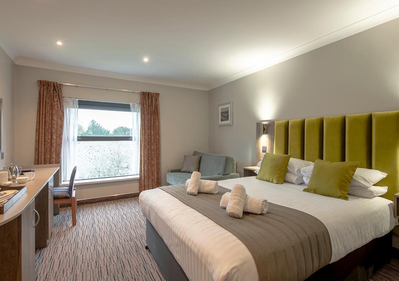Hogs Back Hotel & Spa Nr Farnham Farnham  Exteriör bild