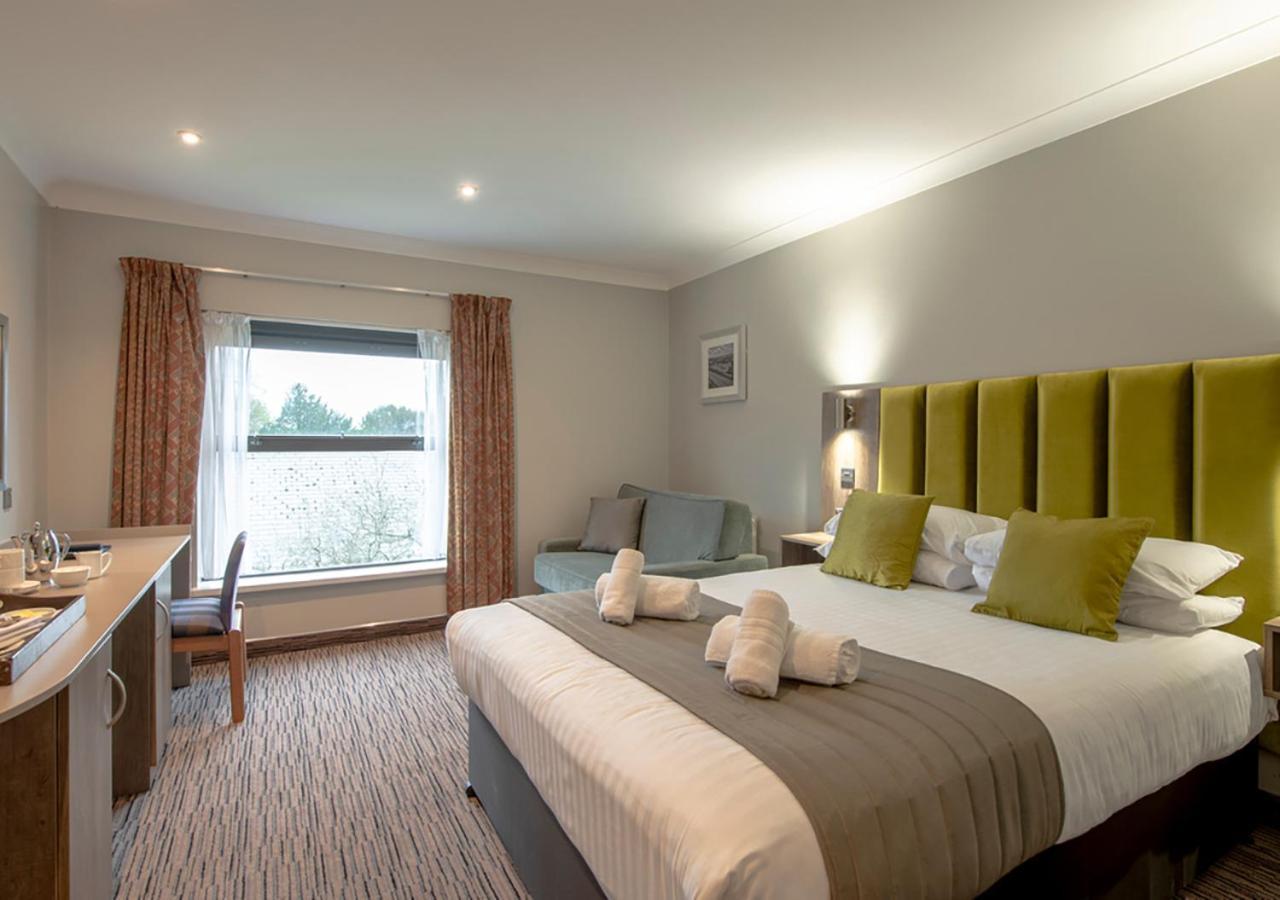 Hogs Back Hotel & Spa Nr Farnham Farnham  Exteriör bild