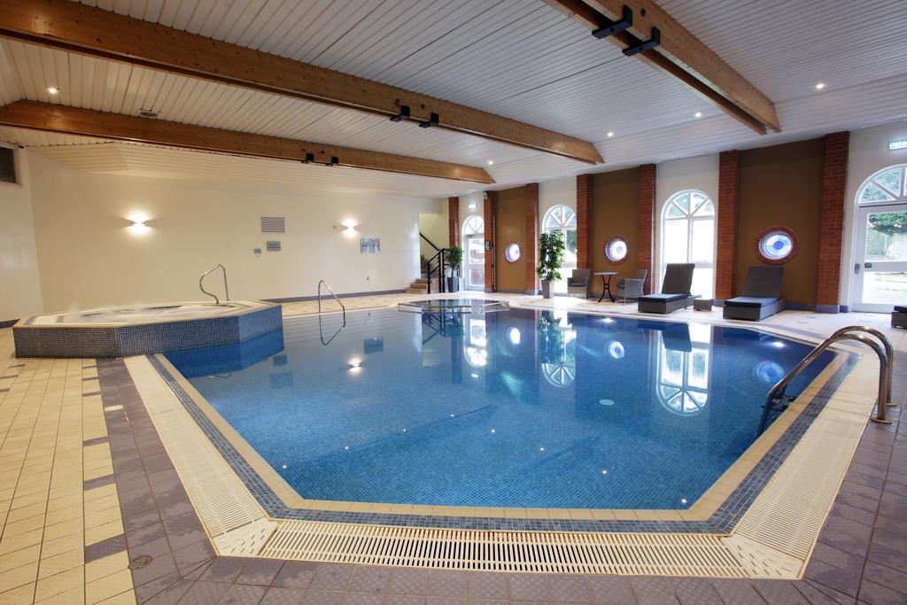 Hogs Back Hotel & Spa Nr Farnham Farnham  Exteriör bild