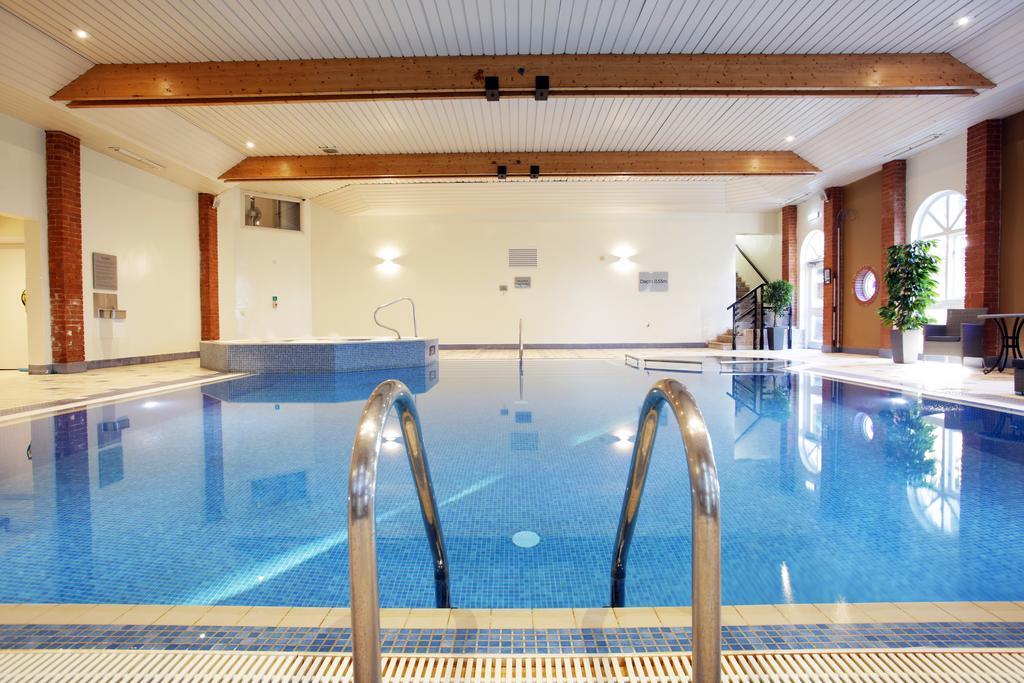 Hogs Back Hotel & Spa Nr Farnham Farnham  Exteriör bild
