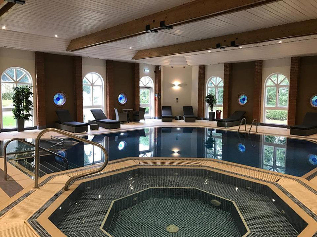 Hogs Back Hotel & Spa Nr Farnham Farnham  Exteriör bild
